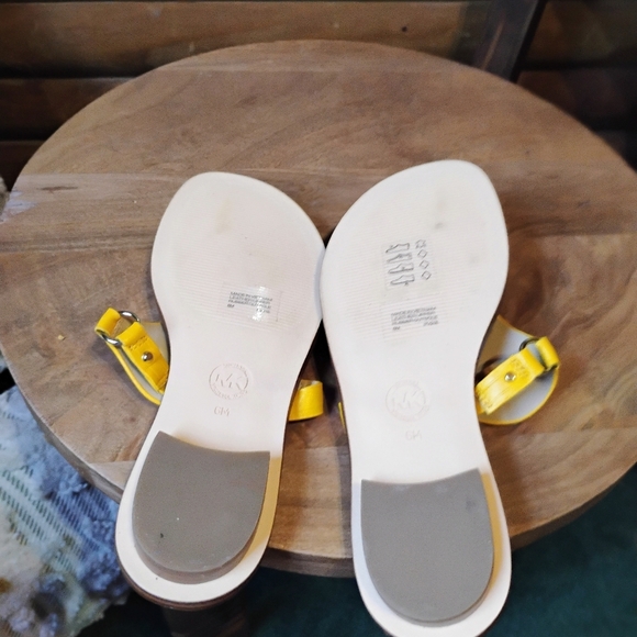 NWOT Michael Kors Conway Sandals Flat Slip-on Thongs Yellow Genuine - Picture 6 of 6